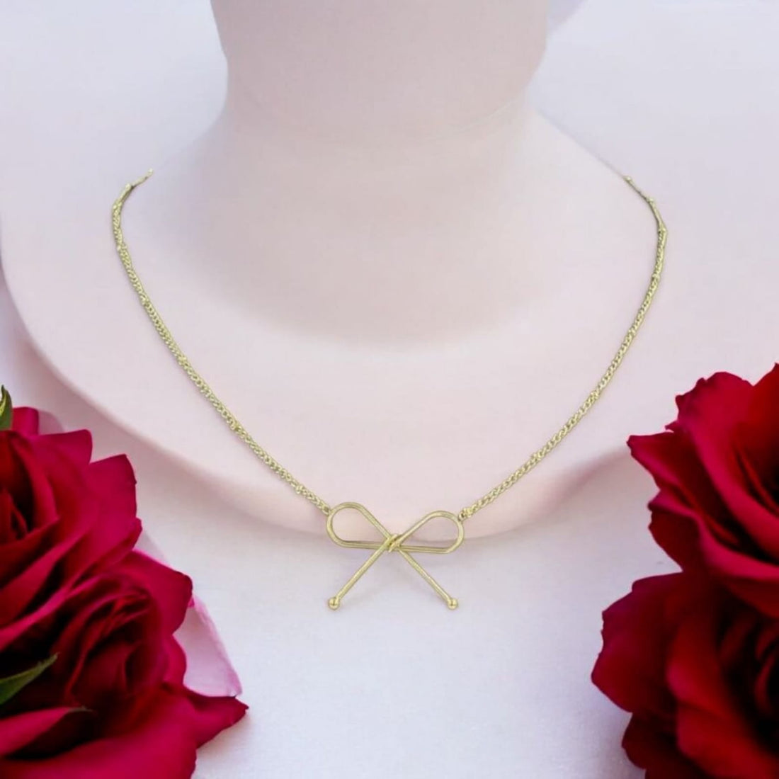 Minimalist Bow Knot Necklace – Elegant Gold-Plated Pendant